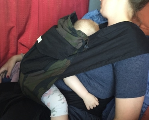 træt mor og baby i bæresele